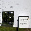 En av informasjonstavlene i parken oppfordret alle til å skrive sine ønsker til ønsketreet.  Handoutbilde fra Det kongelige hoff publisert 31.12.2016. Bildet er kun til redaksjonell bruk - ikke for salg. Foto: Jan Haug, Det kongelige hoff